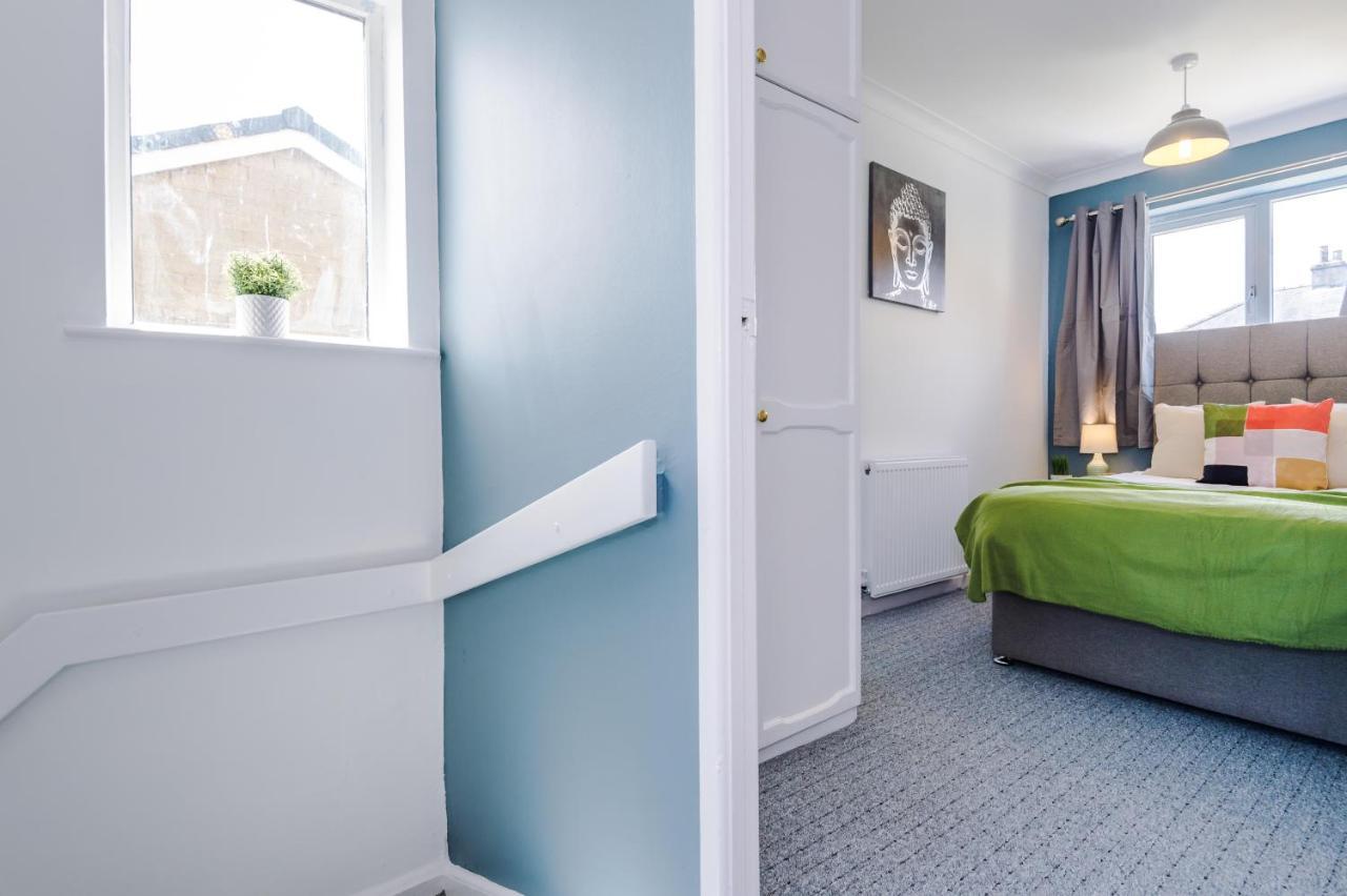 Family Friendly 3-Bed Home With Free Parking On Site Huddersfield Exterior photo