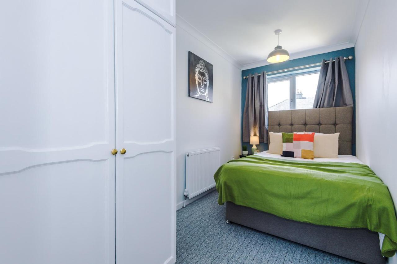 Family Friendly 3-Bed Home With Free Parking On Site Huddersfield Exterior photo
