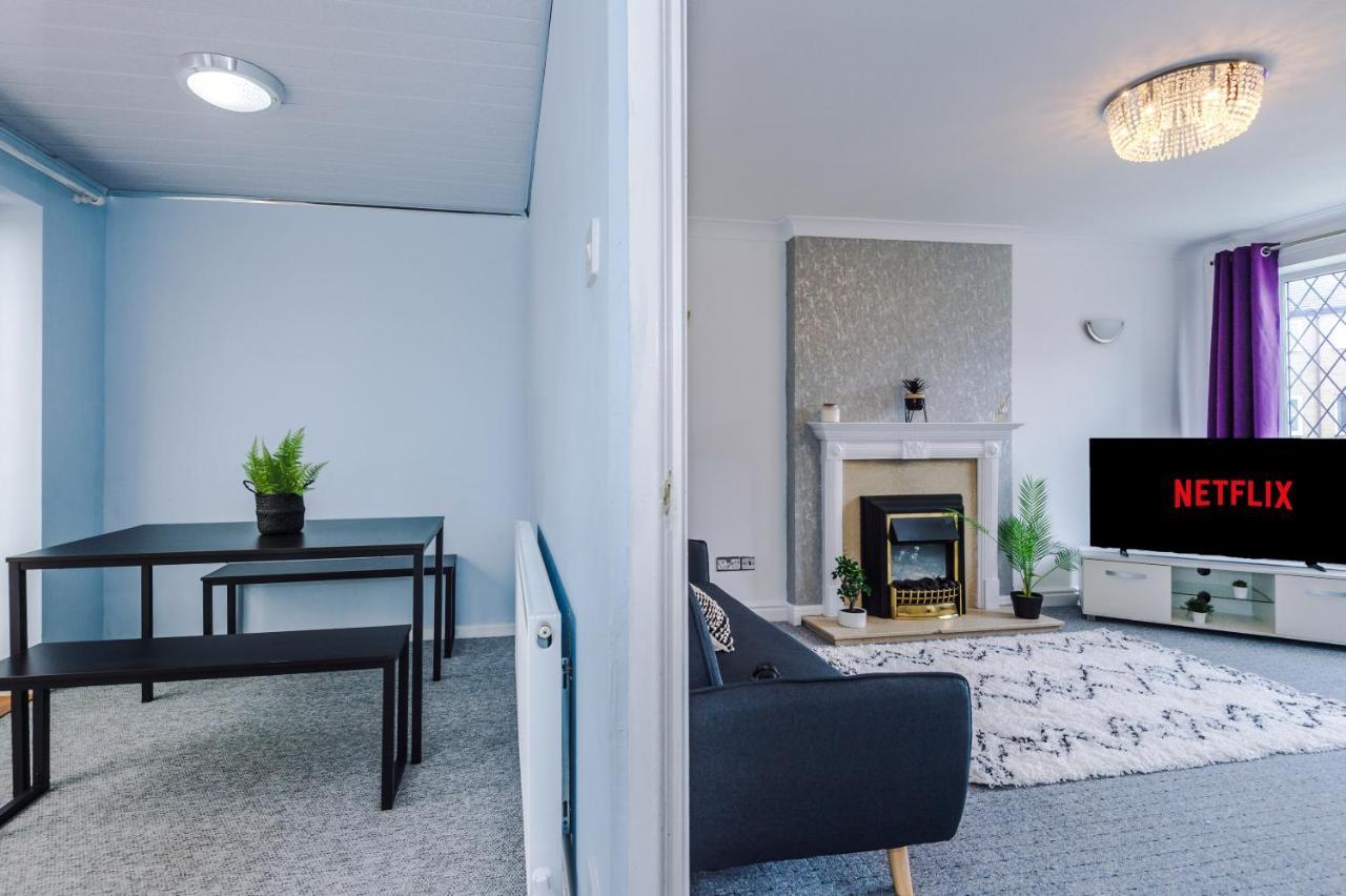 Family Friendly 3-Bed Home With Free Parking On Site Huddersfield Exterior photo