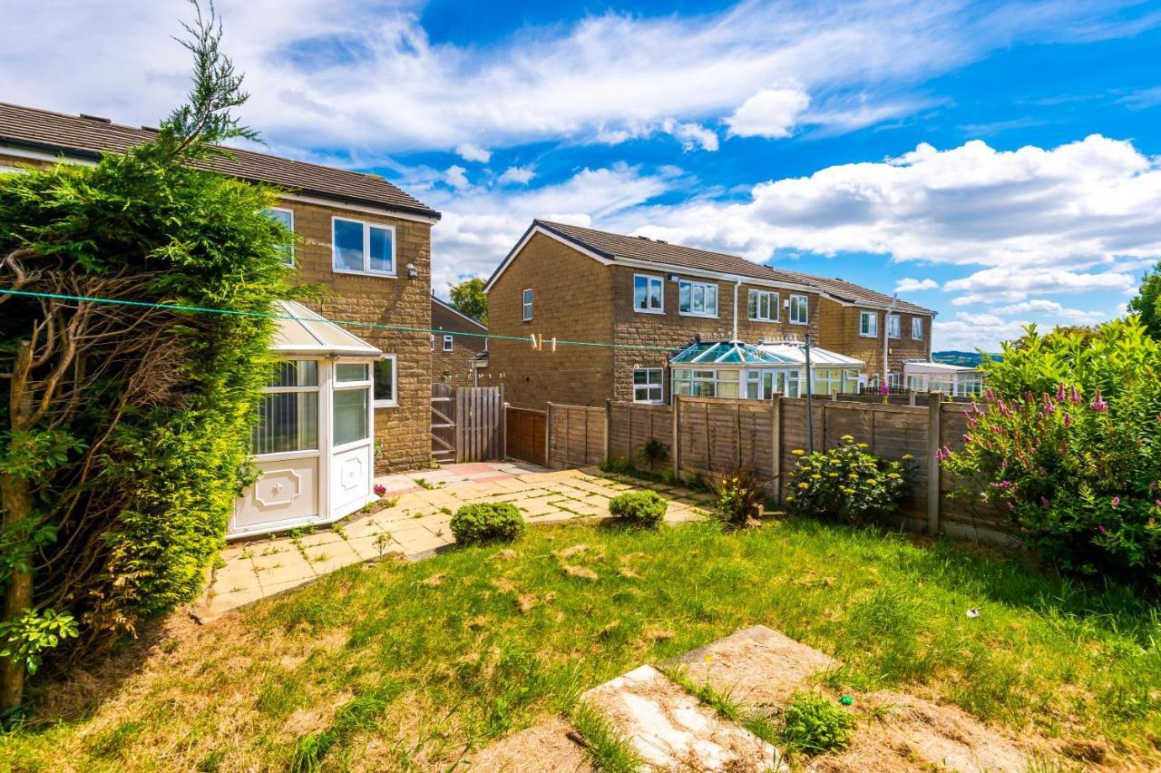 Family Friendly 3-Bed Home With Free Parking On Site Huddersfield Exterior photo